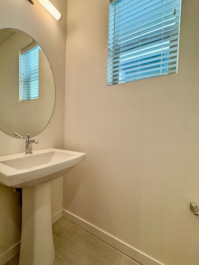 Building Photo - NEWER 2 BED, 2.5. BATH TOWNHOME IN BROADWAY AREA OF SACRAMENTO