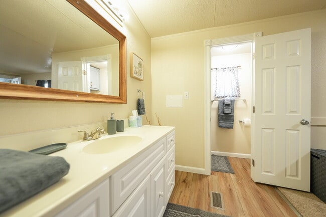 Building Photo - Modern Furnished 2 Bed/2 Bath Home • Laundry • Internet Included