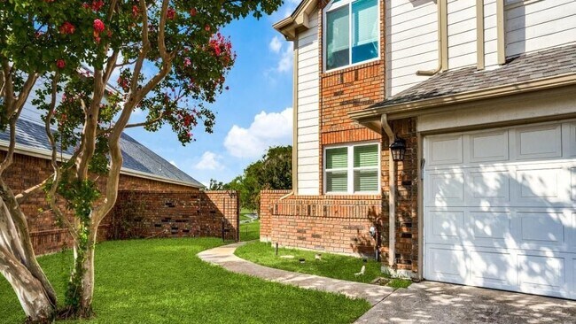 Building Photo - 2401 Brooke Ct
