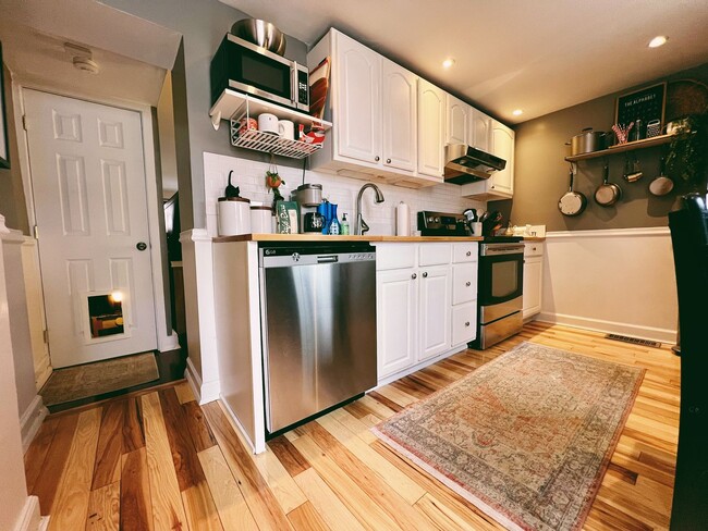 Building Photo - Gorgeous 2-Bed Townhome in Pennsport! Available on NOW!