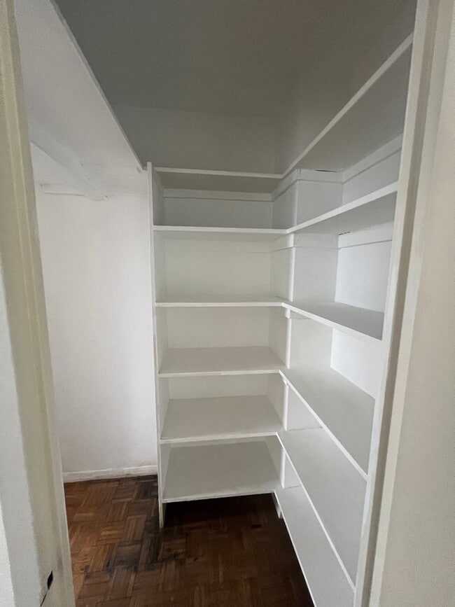 Building Photo - Spacious One Bedroom Apartment- City views!