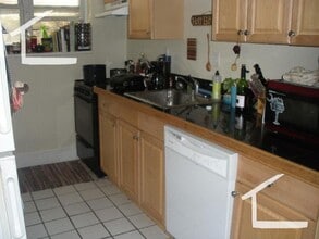 Building Photo - Large 2 bedroom unit near the Green Line.