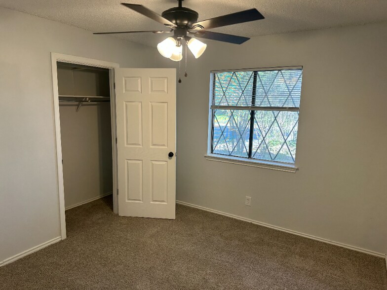 Building Photo - 5922 Lakedale St