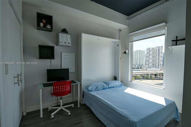 Building Photo - 10 SW South River Dr