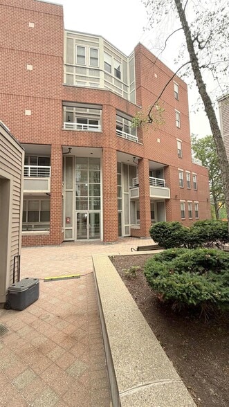 Building Photo - 2 Chestnut St