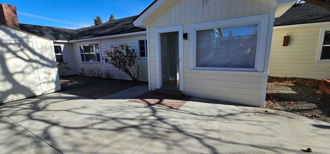 Building Photo - 3 Bedroom 1.5 Bath Old Southwest Reno Home...