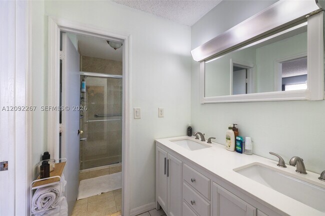 Building Photo - 10600 La Placida Dr