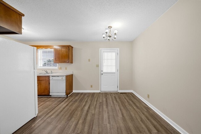 Building Photo - 1 Bedroom Pet Friendly Home For Rent Near Dover Crossing!