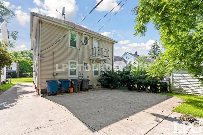 Building Photo - 2030 Wyndhurst Rd