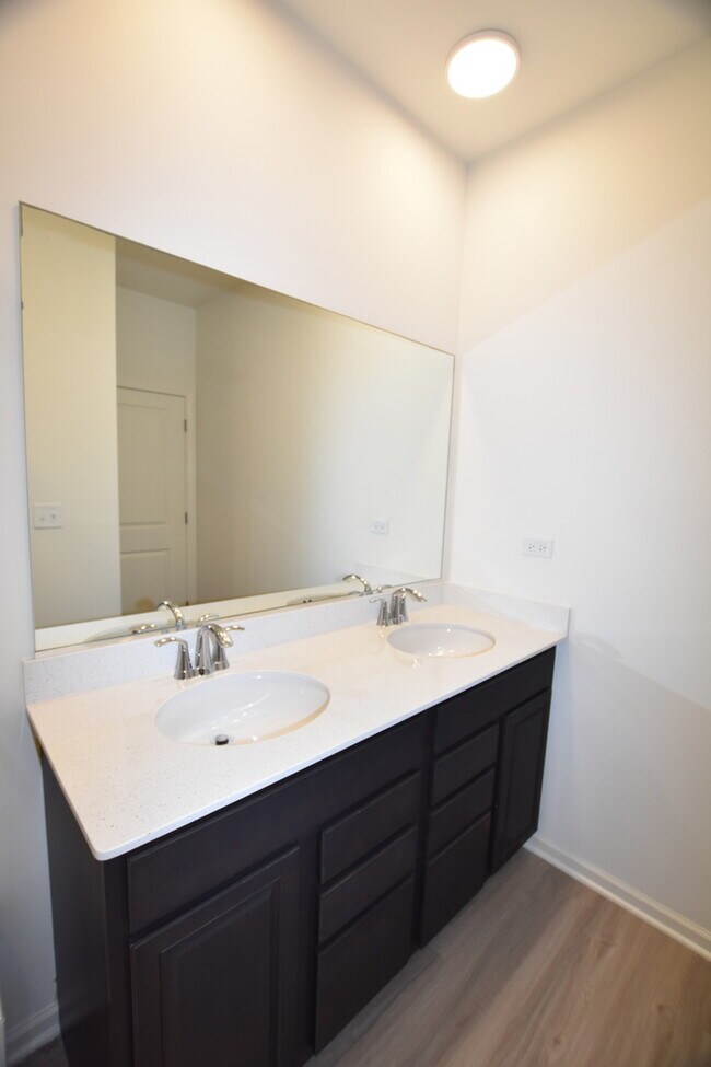 Building Photo - 2945 Showplace Dr