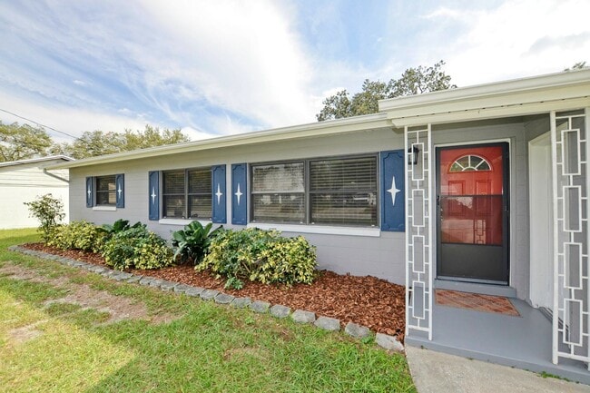 Building Photo - 4 bed 2 bath home
