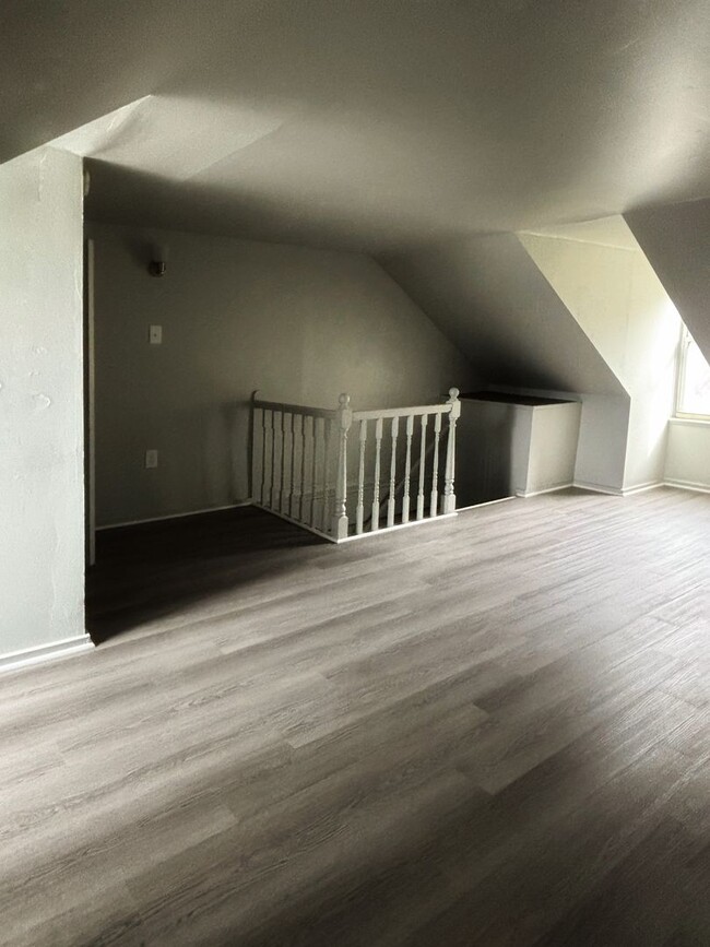 Building Photo - 3 bedroom 1 bathroom house! - Schedule you...