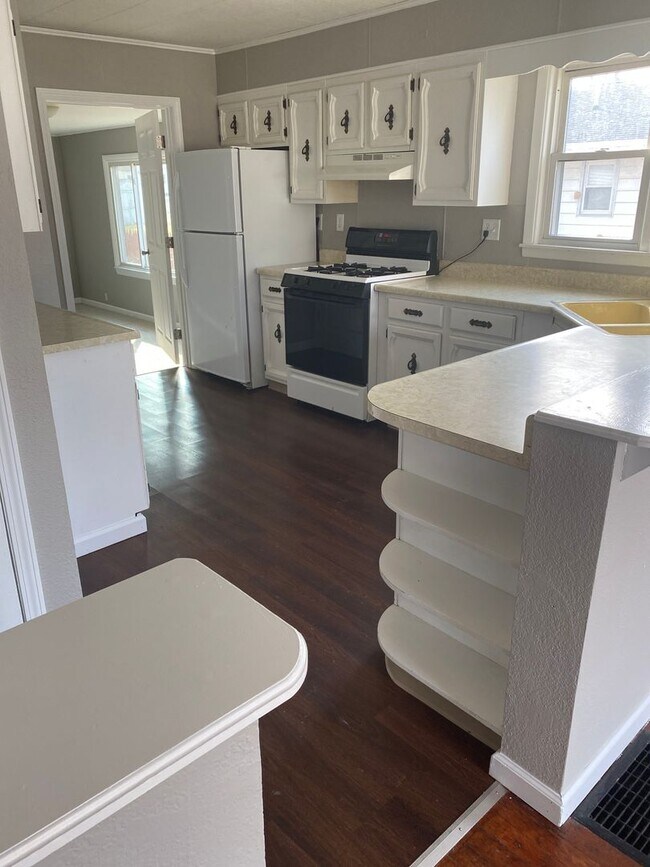 Building Photo - Three Bedroom House