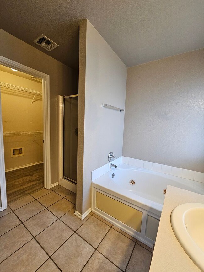 Building Photo - 2713 Edgemere Dr