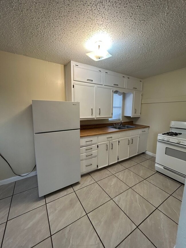 Building Photo - Remodeled  2 bedroom 1 bath