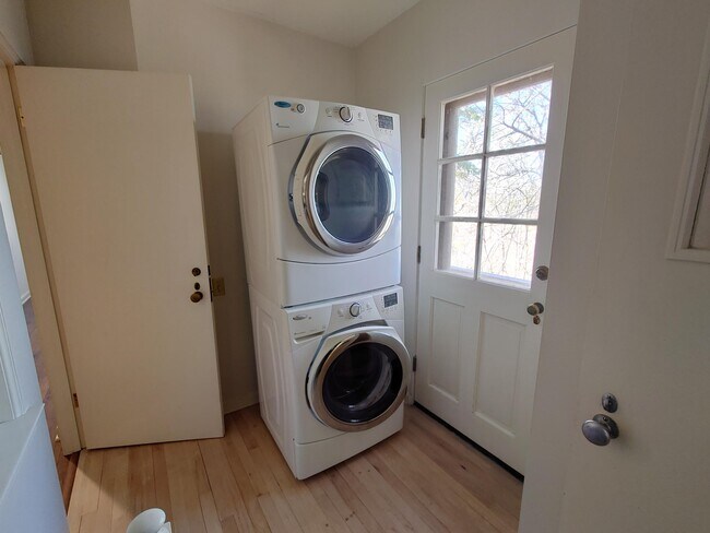 Building Photo - 3200 E Hampshire St