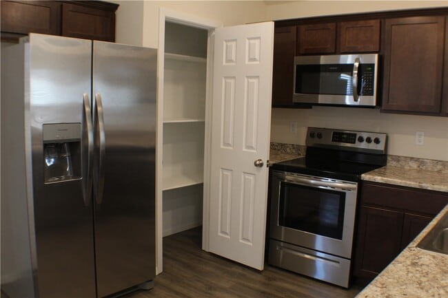 Building Photo - 1078 E Sparrow Cir