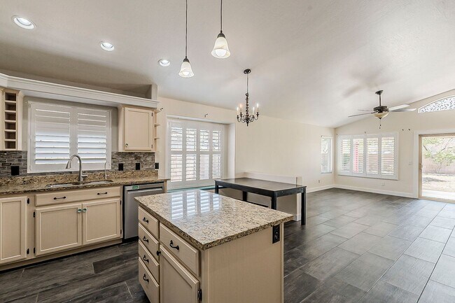 Building Photo - 4 bed, 2 bath home in Peoria