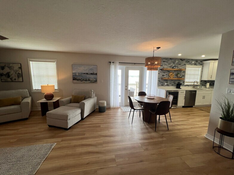 Building Photo - 201 Pompano Dr SE