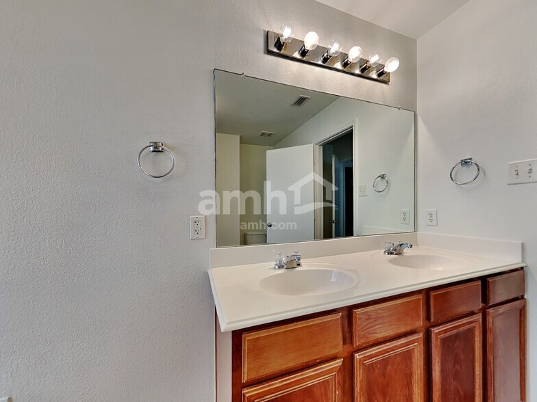 Building Photo - 1246 Yukon Dr