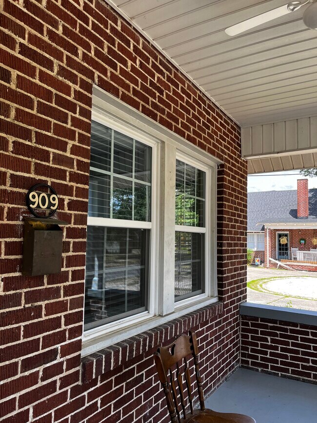 Building Photo - 909 E Mulberry St