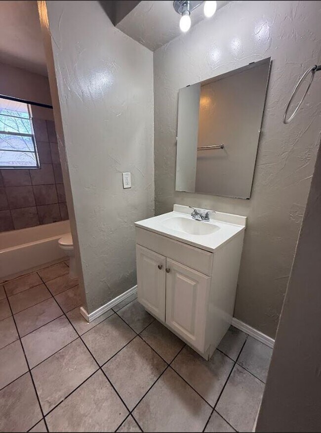 Building Photo - Beautiful, spacious home in Del City!