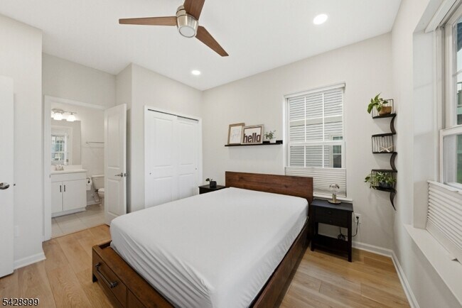 Building Photo - 19 Dahlia Dr