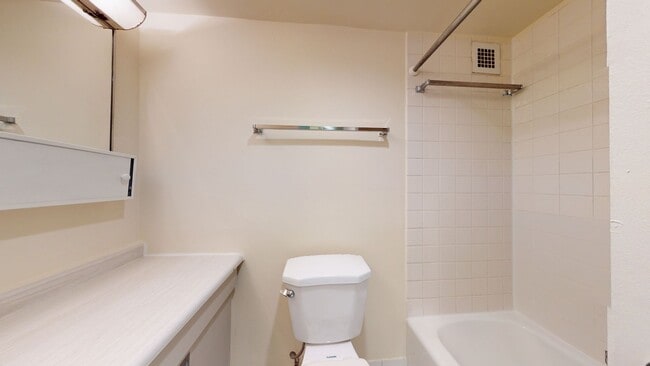 Building Photo - Studio Apartment Available at the Willough...