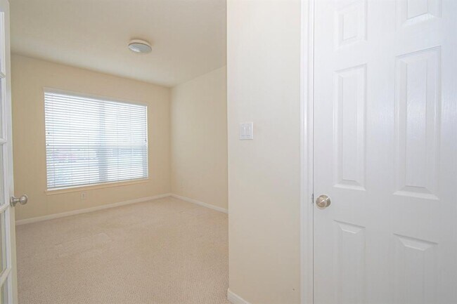 Building Photo - 13330 Vineyard Falls Dr
