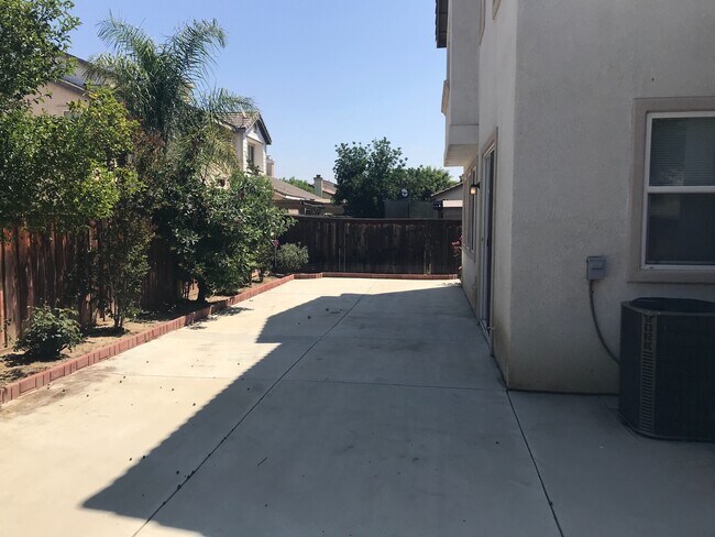 Building Photo - Spacious 5 bedroom with 3 car garage for rent