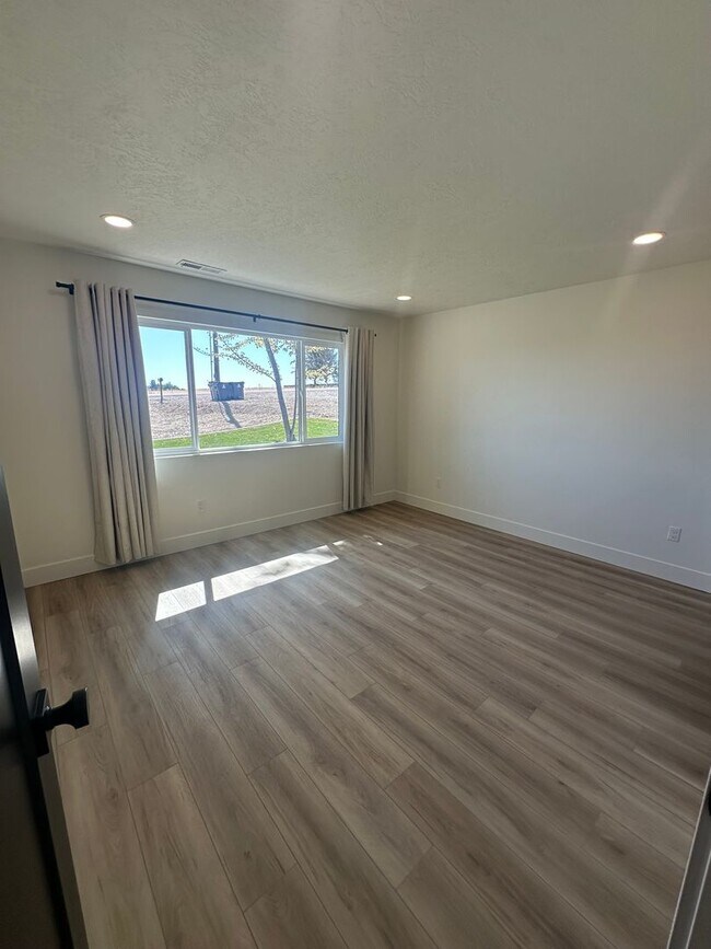Building Photo - 2 bed, 1 Bath, 1 Car Garage Duplex - Moder...