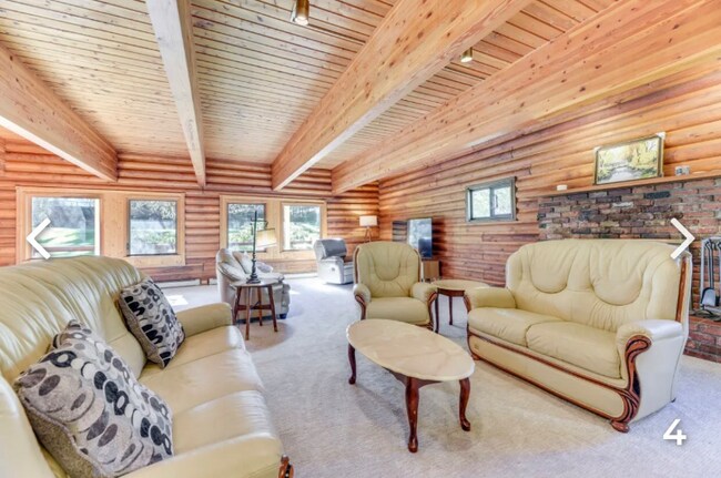 Building Photo - 770 E Country Club Drive East