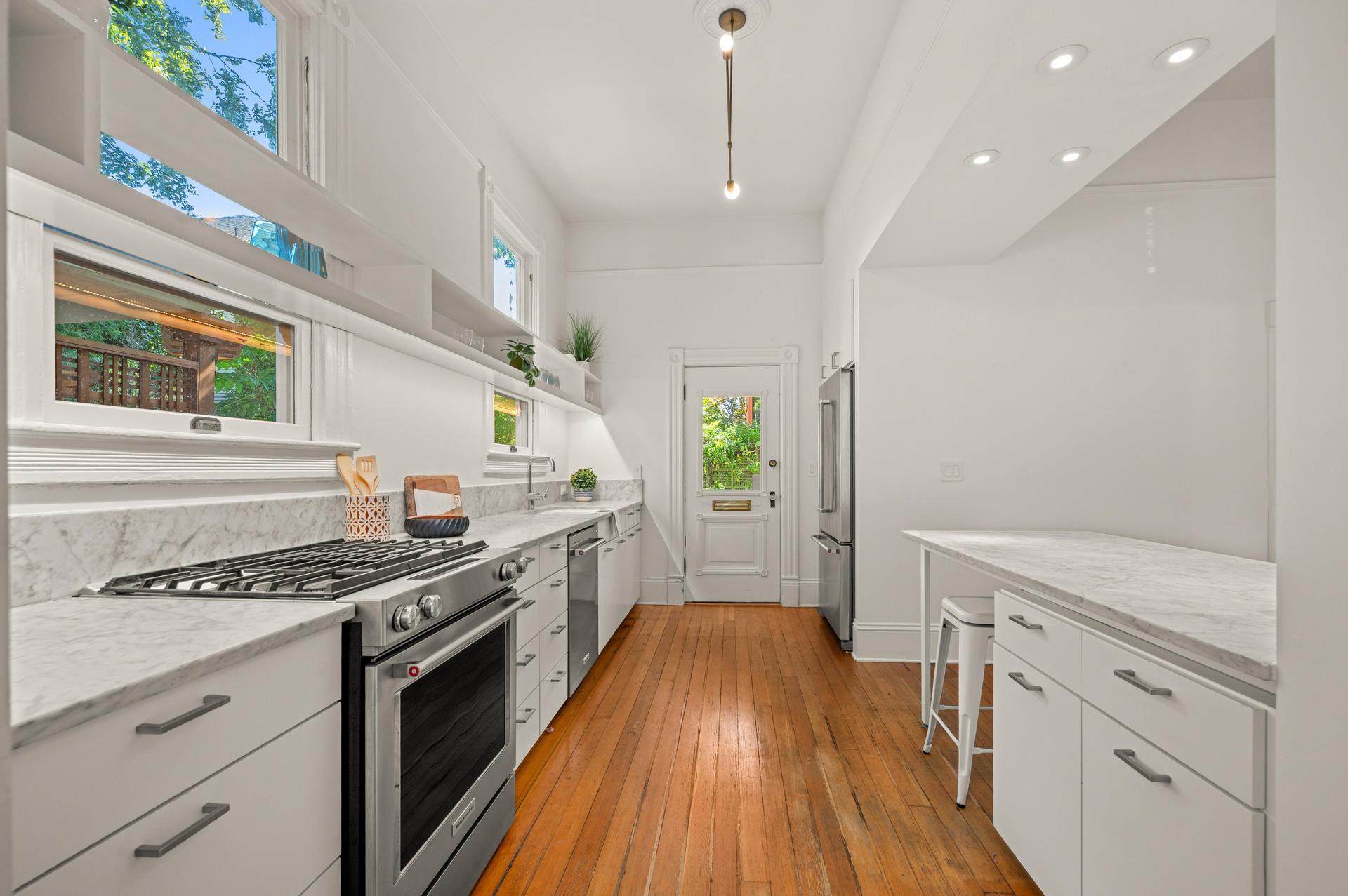 Building Photo - 1720 NW Hoyt St