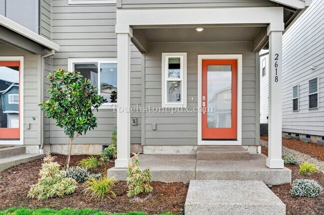 Building Photo - Recently Built Woodburn Townhome Featuring A/C