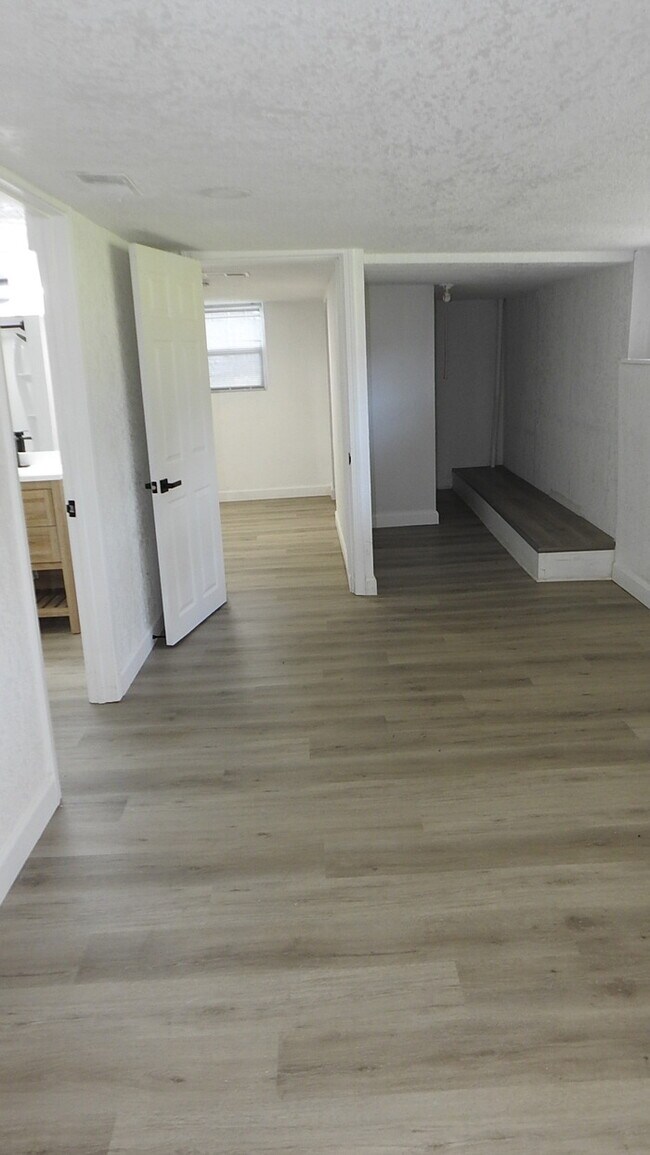 Building Photo - Newly rehabbed fully rehabbed 4 bed 2 bath...