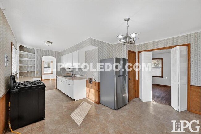 Building Photo - 1525 Akron St