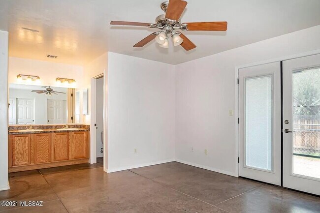 Building Photo - 3 bedroom 2 bath home with washer and dryer.
