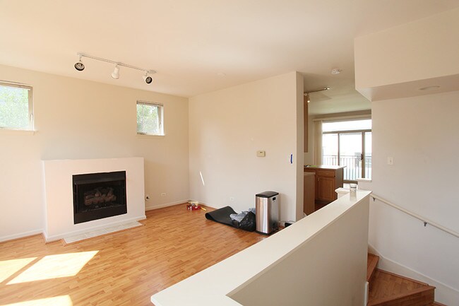 Building Photo - 729 W Blackhawk St