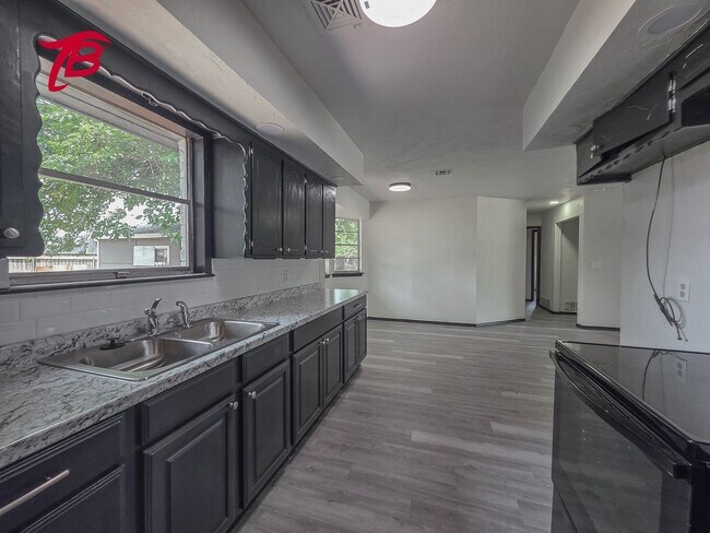 Building Photo - Charming 4-Bedroom Home with Spacious Yard