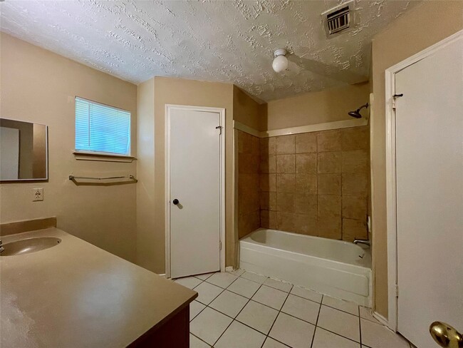 Building Photo - 11019 Almond Grove