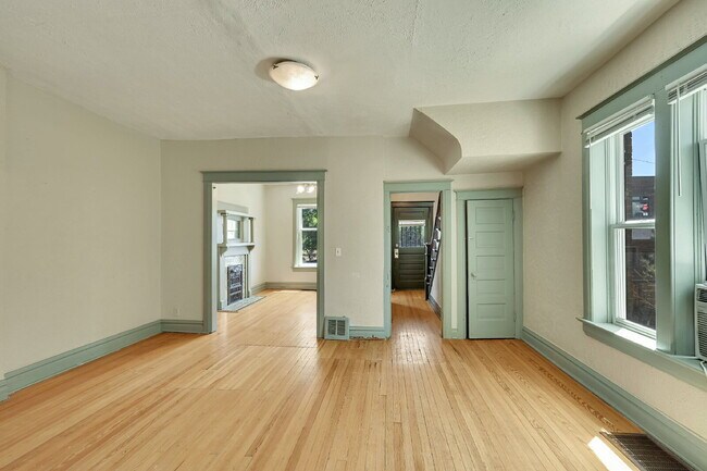 Building Photo - $2,395 - 2 Bed, 2 Bath Townhome in Great D...