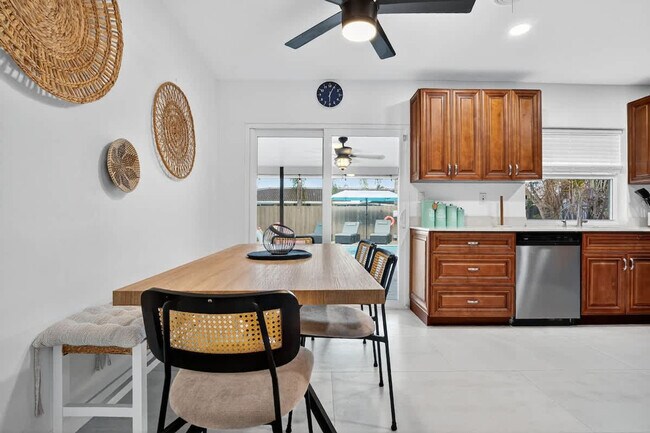 Building Photo - 5760 NE 18th Ave