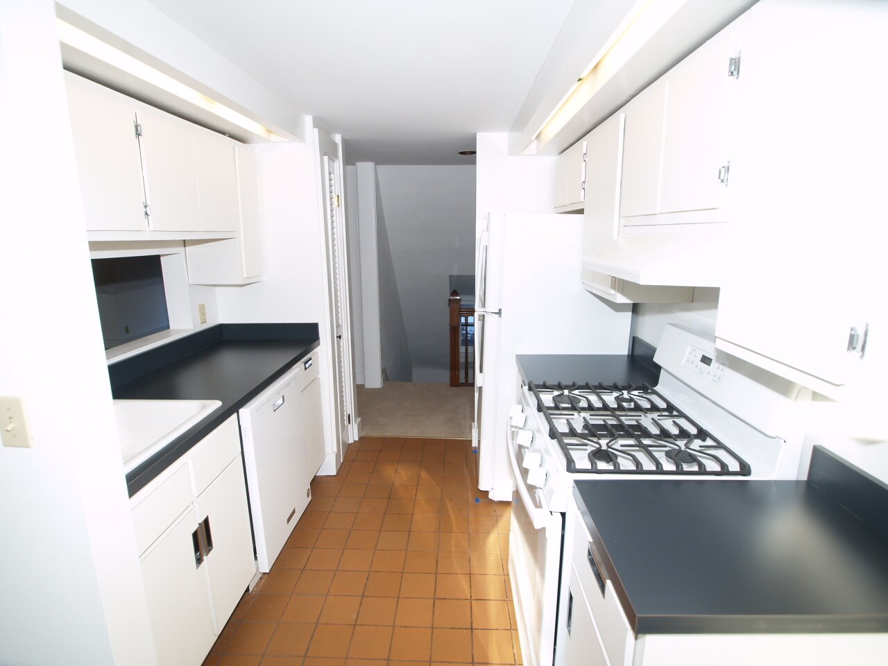 Kitchen - 390 Linwood Ave