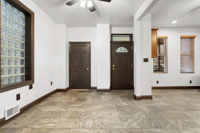 Building Photo - 542 2nd St