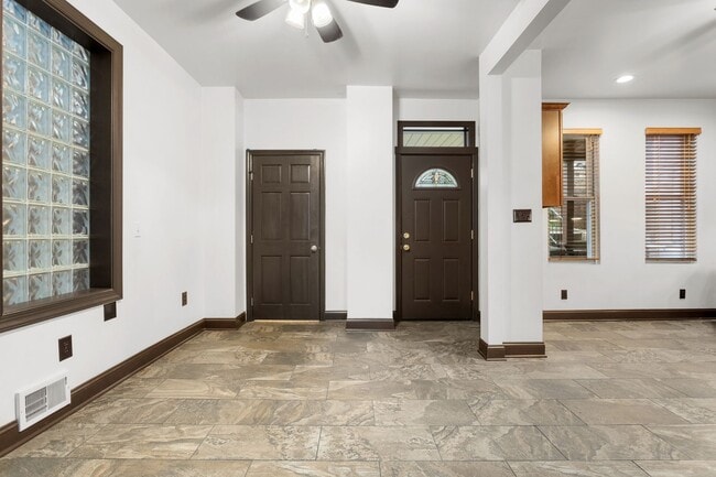 Building Photo - Large Updated 3 bedroom with Central Air