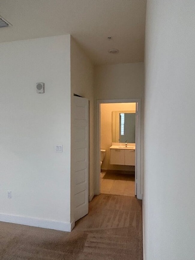 Building Photo - Great Condo unit in Doral