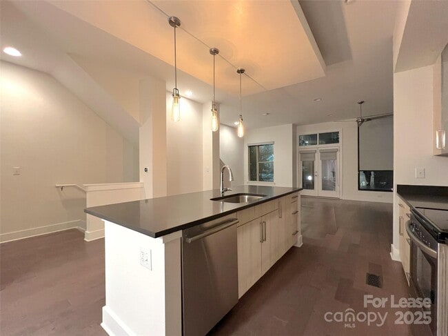 Building Photo - 211 Doggett St