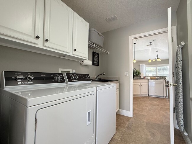 Building Photo - Live The Villages life: 3Bedrooms/2Baths furnished home with all the premier recreation access!