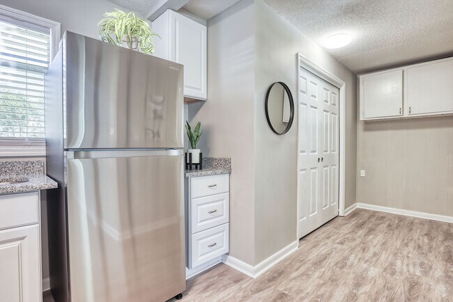 Building Photo - 2210 N Fernwood Dr