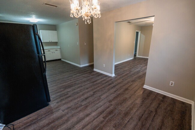 Building Photo - Cute 3 bed 2 bath on the SE side of Tallahassee
